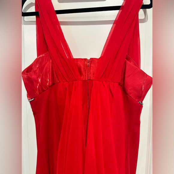 Elegant Red Evening Gown - Picture 4 of 6